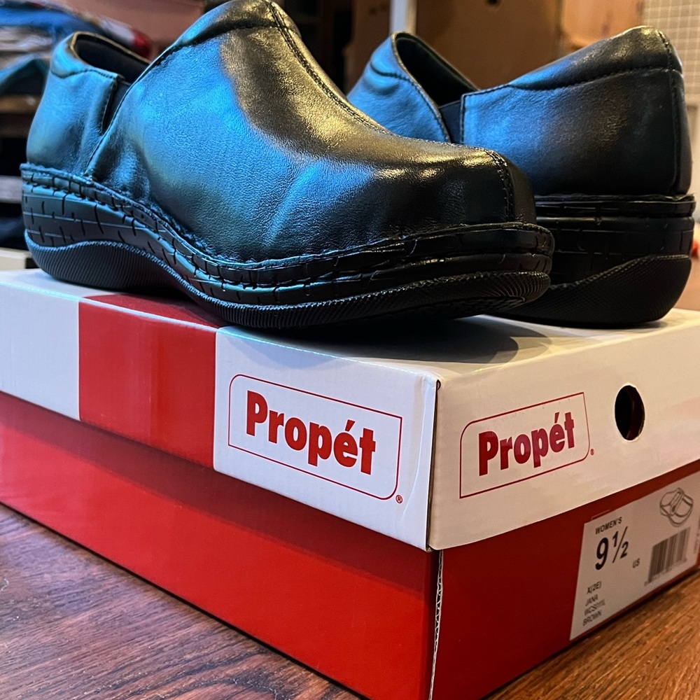 Propét 9.5 XW women’s shoe - black clogs. Black Leather Slip-On 9 1/2  X(2E) - Picture 12 of 14